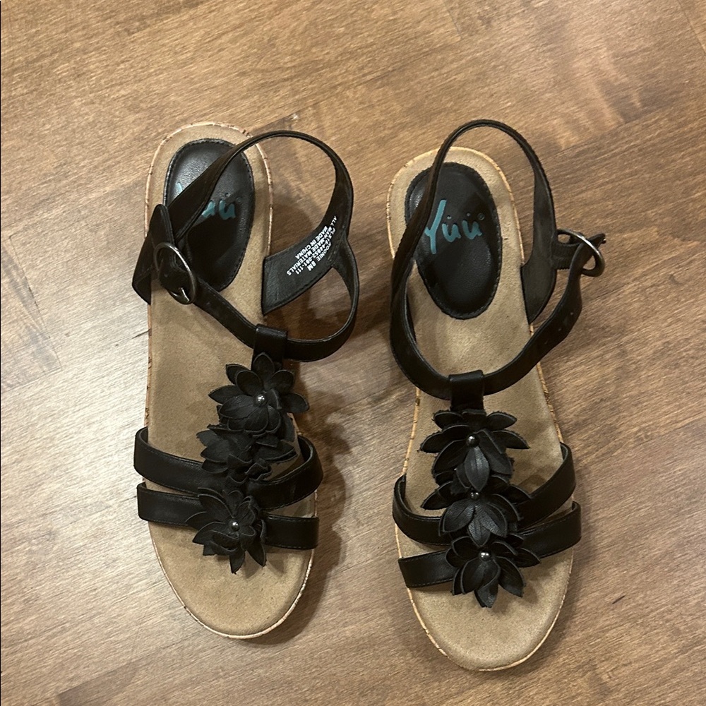 Yuu Black Floral Sandals